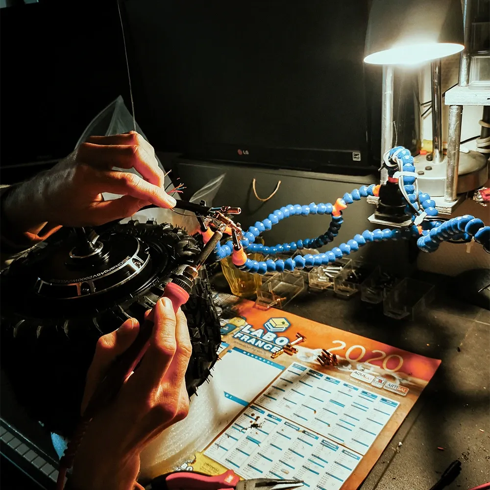 Soudures manuelles connecteurs capteurs moteur Sternboard histoire eboard électrique fabrication artisanale technique assemblage électronique